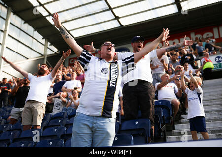 Preston, Royaume-Uni. Août 24, 2019. PRESTON, l'Angleterre Preston North End célèbre ventilateur après le match de championnat entre Sky Bet Preston North End et Sheffield Wednesday à Deepdale, Preston le samedi 24 août 2019. (Crédit : Tim Markland | MI News) usage éditorial uniquement, licence requise pour un usage commercial. Aucune utilisation de pari, de jeux ou d'un seul club/ligue/dvd publications. Photographie peut uniquement être utilisé pour les journaux et/ou magazines des fins éditoriales Crédit : MI News & Sport /Alamy Live News Banque D'Images