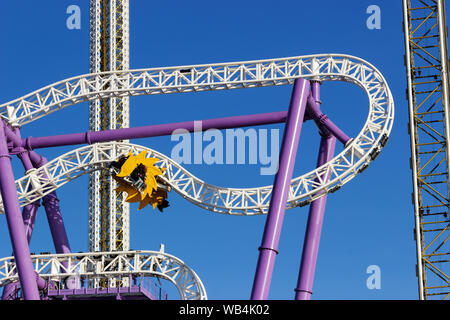 Les adolescents bénéficiant d'une balade sur un caboteur de rouleau rapide dans Tivoli Grona Lunds parc d'attractions, l'île de Djurgarden, Stockholm en Suède. Banque D'Images