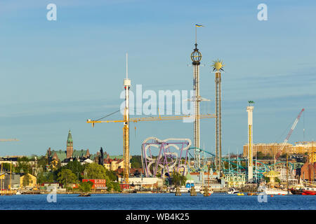 Les montagnes russes et autres appareils d'amusement dans le parc d'attractions Tivoli Grona Lunds, vu de Stockholm. L'île de Djurgarden, Suède. Banque D'Images