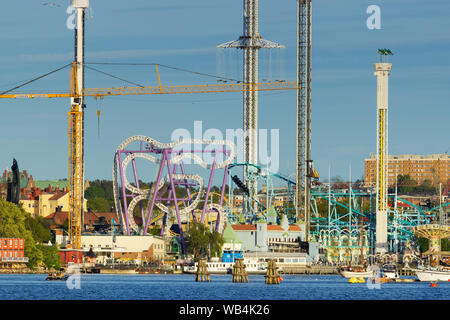 Les montagnes russes et autres appareils d'amusement dans Tivoli Grona Lunds parc d'attractions, l'île de Djurgarden, Stockholm en Suède. Banque D'Images