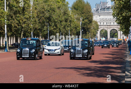 Plusieurs Taxis London noir sur le Mall, le parc de St James, City of Westminster, London, England, UK. Les taxis noirs de Londres dans le centre de Londres, au Royaume-Uni. Banque D'Images