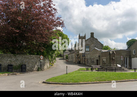 Scène de rue d'été dans le joli village de Peak District, Derbyshire, Royaume-Uni Hartington Banque D'Images