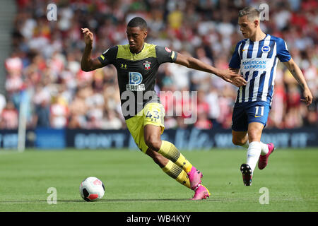 Brighton, UK. Août 24, 2019. Défenseur Southampton Yan Valery en action avec le milieu de Brighton Leandro Trossard pendant le premier match de championnat entre Brighton et Hove Albion et de Southampton à l'American Express Community Stadium, Brighton et Hove le samedi 24 août 2019. (Crédit : Jon Bromley | MI News) Credit : MI News & Sport /Alamy Live News Banque D'Images