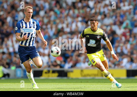 Brighton, UK. Août 24, 2019. Brighton defender Dan Burn en action avec l'avant de Southampton Che Adams durant la Premier League match entre Brighton et Hove Albion et de Southampton à l'American Express Community Stadium, Brighton et Hove le samedi 24 août 2019. (Crédit : Jon Bromley | MI News) Credit : MI News & Sport /Alamy Live News Banque D'Images