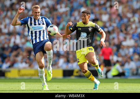 Brighton, UK. Août 24, 2019. Brighton defender Dan Burn batailles avec Southampton avant Che Adams durant la Premier League match entre Brighton et Hove Albion et de Southampton à l'American Express Community Stadium, Brighton et Hove le samedi 24 août 2019. (Crédit : Jon Bromley | MI News) Credit : MI News & Sport /Alamy Live News Banque D'Images