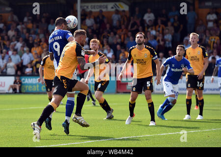 Cambridge, UK. Août 24, 2019. CAMBRIDGE, Angleterre AUG 24TH Oldham's Urko Vera ouvre le score lors de la Sky Ligue 2 match pari entre Cambridge United et à l'Oldham Athletic Coûts R Stade Abbey, Cambridge le samedi 24 août 2019. (Crédit : Eddie Garvey | MI News ) usage éditorial uniquement, licence requise pour un usage commercial. Aucune utilisation de pari, de jeux ou d'un seul club/ligue/dvd publications. Photographie peut uniquement être utilisé pour les journaux et/ou magazines des fins éditoriales Crédit : MI News & Sport /Alamy Live News Banque D'Images