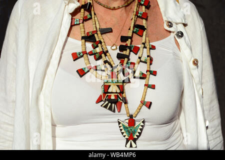 A senior woman wearing Native American Vintage thunderbird colliers faits à Santo Domingo Pueblo visites thel Marché autochtone de Santa Fe au Nouveau Mexique Banque D'Images