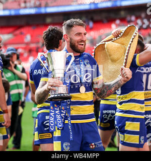 Londres, Royaume-Uni. Août 24, 2019. DARYL CLARK de Warrington Wolves célèbre comme Warrington Wolves lever la finale de la Coupe du défi au cours de la Ladbrokes Challenge Cup match final entre St Helens et Warrington Wolves au stade de Wembley, Londres, Angleterre le 24 août 2019. Photo de Ken d'Étincelles. Usage éditorial uniquement, licence requise pour un usage commercial. Aucune utilisation de pari, de jeux ou d'un seul club/ligue/dvd publications. Credit : UK Sports Photos Ltd/Alamy Live News Banque D'Images