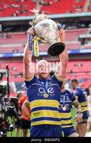 Londres, Royaume-Uni. Août 24, 2019. CHRIS HILL, Capitaine de Warrington Wolves célèbre comme Warrington Wolves lever la finale de la Coupe du défi au cours de la Ladbrokes Challenge Cup match final entre St Helens et Warrington Wolves au stade de Wembley, Londres, Angleterre le 24 août 2019. Photo de Ken d'Étincelles. Usage éditorial uniquement, licence requise pour un usage commercial. Aucune utilisation de pari, de jeux ou d'un seul club/ligue/dvd publications. Credit : UK Sports Photos Ltd/Alamy Live News Banque D'Images