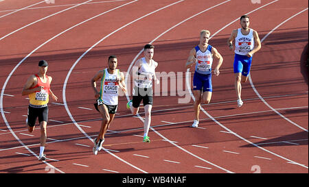 Kyle Langford (deuxième à droite) sur la façon de gagner de la chaleur 1 men's 800m au cours de la première journée de l'Athlétisme britannique Muller à Alexander Stadium, Birmingham. Banque D'Images