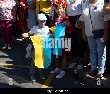 Les enfants dans les vêtements nationaux avec les drapeaux ukrainiens dans leurs mains. anciens combattants salue Les défenseurs de mars le 28e anniversaire de l'indépendance de l'Ukraine a eu lieu à Kiev. Plus de 12 000 personnes y ont pris part : anciens combattants, des bénévoles et des familles des victimes de la guerre contre l'agresseur russe dans l'Est de l'Ukraine. En outre, plus de 55 000 personnes ont participé à la célébration du Jour de l'indépendance dans la capitale de l'Ukraine. Banque D'Images