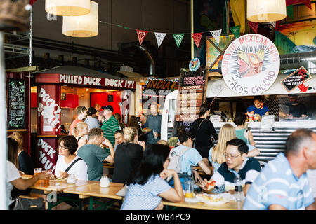 Copenhague, Danemark - Juillet 19th, 2016 : Les gens d'acheter et de manger des aliments à Papirøen, un marché de produits locaux sur l'île de papier Banque D'Images