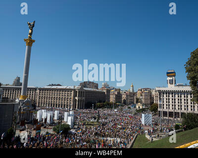 Des dizaines de milliers d'Ukrainiens sont venus pour saluer les anciens combattants sur le Maidan. Les défenseurs de mars le 28e anniversaire de l'indépendance de l'Ukraine a eu lieu à Kiev. Plus de 12 000 personnes y ont pris part : anciens combattants, des bénévoles et des familles des victimes de la guerre contre l'agresseur russe dans l'Est de l'Ukraine. En outre, plus de 55 000 personnes ont participé à la célébration du Jour de l'indépendance dans la capitale de l'Ukraine. Banque D'Images