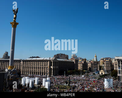 Des dizaines de milliers d'Ukrainiens sont venus pour saluer les anciens combattants sur le Maidan. Les défenseurs de mars le 28e anniversaire de l'indépendance de l'Ukraine a eu lieu à Kiev. Plus de 12 000 personnes y ont pris part : anciens combattants, des bénévoles et des familles des victimes de la guerre contre l'agresseur russe dans l'Est de l'Ukraine. En outre, plus de 55 000 personnes ont participé à la célébration du Jour de l'indépendance dans la capitale de l'Ukraine. Banque D'Images