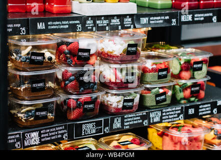 Copenhague, Danemark - Juillet 20th, 2016 : les contenants de petit-déjeuner sain et les collations dans un marché à Copenhague. Banque D'Images