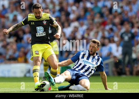 Brighton, UK. Août 24, 2019. Le milieu de terrain de Brighton Dale Stephens s'attaque à Southampton avant Danny Ings au cours de la Premier League match entre Brighton et Hove Albion et de Southampton à l'American Express Community Stadium, Brighton et Hove le samedi 24 août 2019. (Crédit : Jon Bromley | MI News) Credit : MI News & Sport /Alamy Live News Banque D'Images
