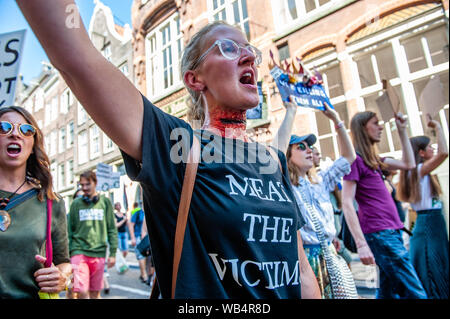 Une femme prétendant avoir la gorge tranchée slogans chants pendant la manifestation.C'est la deuxième fois que l'animal de l'homme mars a eu lieu aux Pays-Bas. Des milliers d'amoureux des animaux se sont réunis à Amsterdam pour s'élever contre toutes les formes sous lesquelles les animaux sont utilisés, maltraités et exploités. Banque D'Images