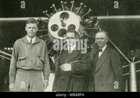 Le sous-titre suivant : trois dépliants transatlantique. Sur la gauche est le Colonel Charles A. Lindbergh, qui a été le premier à voler de New York à Paris, les 20 et 21 mai 1927. Dans le centre est le commandant Richard E. Byrd, qui a été le premier à voler au poteau, et qui, avec Bert Acosta, Bernt Balchen, et George O. Noville, l'avion de New York pour la France, 29 et 30 juin 1927. Au droit est Clarence D. Chamberlain, qui avec un Charles Levine, l'avion de New York à Bordeaux, France, 4-6 juin 1927. Banque D'Images