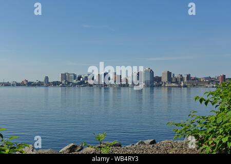 HALIFAX, CANADA -20 oct 2019- Vue sur la skyline de Halifax, capitale de la province canadienne de la Nouvelle-Écosse, sur le bassin de Bedford. Banque D'Images