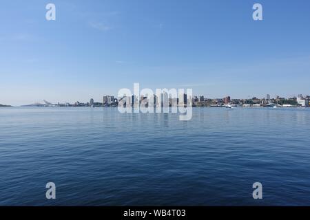 HALIFAX, CANADA -20 oct 2019- Vue sur la skyline de Halifax, capitale de la province canadienne de la Nouvelle-Écosse, sur le bassin de Bedford. Banque D'Images