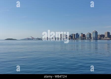 HALIFAX, CANADA -20 oct 2019- Vue sur la skyline de Halifax, capitale de la province canadienne de la Nouvelle-Écosse, sur le bassin de Bedford. Banque D'Images