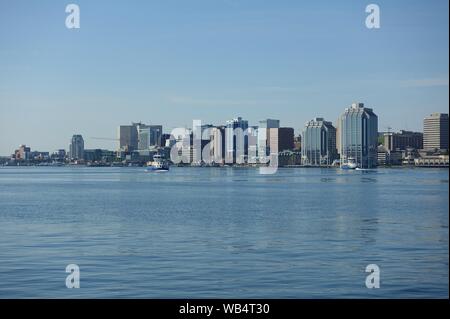 HALIFAX, CANADA -20 oct 2019- Vue sur la skyline de Halifax, capitale de la province canadienne de la Nouvelle-Écosse, sur le bassin de Bedford. Banque D'Images