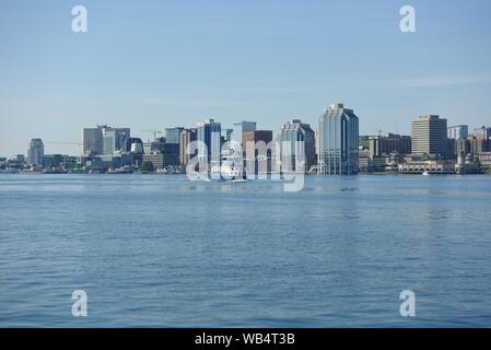 HALIFAX, CANADA -20 oct 2019- Vue sur la skyline de Halifax, capitale de la province canadienne de la Nouvelle-Écosse, sur le bassin de Bedford. Banque D'Images