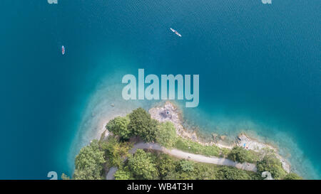 Drone haut et bas Vue aérienne du Lac de Ledro. Un lac alpin naturel. Amazing turquoise, vert et bleu couleurs naturelles. Alpes italiennes. L'Italie. Tourist Banque D'Images