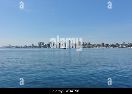 HALIFAX, CANADA -20 oct 2019- Vue sur la skyline de Halifax, capitale de la province canadienne de la Nouvelle-Écosse, sur le bassin de Bedford. Banque D'Images