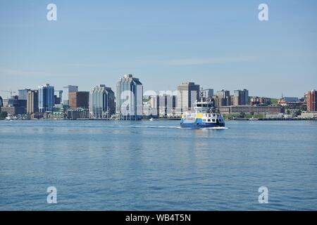 HALIFAX, CANADA -20 oct 2019- Vue sur la skyline de Halifax, capitale de la province canadienne de la Nouvelle-Écosse, sur le bassin de Bedford. Banque D'Images