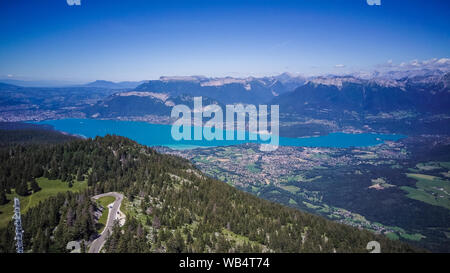 Ville d'Annecy, Lac et château d'en haut, dans le sud-est de la France Banque D'Images