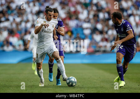 Madrid. L'Espagne. 24 août 2019, Stade Santiago Bernabeu, Madrid, Espagne ; La Liga Football, Real Madrid et Valladolid ; Gareth Bale (Real Madrid) contrôle la balle après le démarrage du jeu- Editorial uniquement. Credit : Action Plus Sport Images/Alamy Live News Banque D'Images