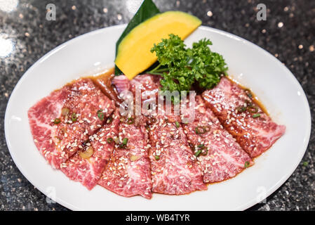 La viande de boeuf wagyu premium brut pour le japonais yakiniku Banque D'Images