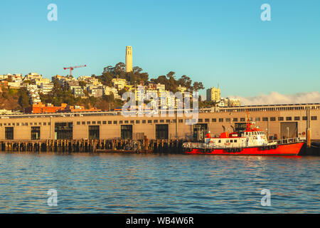Vue de la Coit Tower de la jetée 7 à San Francisco, Californie, USA, au lever du soleil. Banque D'Images
