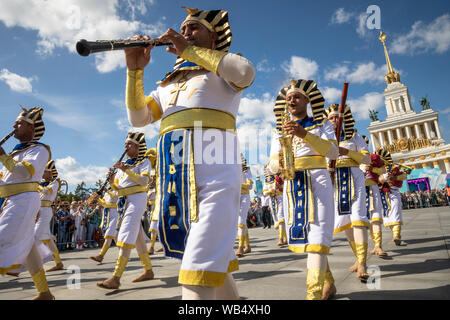 Moscou, Russie. Août 24th, 2019 Membres de l'armée égyptienne Symphonic Band pendant la marche traditionnelle d'orchestres sur l'allée principale du parc des expositions VDNKh durant la 12e Spasskaya Bashnya Militaire International Music Festival à Moscou Banque D'Images