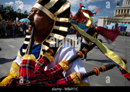 Moscou, Russie. Août 24th, 2019 Membres de l'armée égyptienne Symphonic Band pendant la marche traditionnelle d'orchestres sur l'allée principale du parc des expositions VDNKh durant la 12e Spasskaya Bashnya Militaire International Music Festival à Moscou Banque D'Images