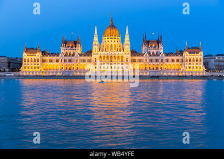 Bâtiment du Parlement européen le long du Danube, dans la nuit Banque D'Images