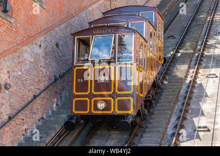 Funiculaire de touristes allant au Château de Buda à Budapest Banque D'Images