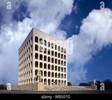 Rome, le colisée carré EUR (Colosseo quadrato). Architectes : Giovanni Guerrini, Ernesto et Mario Lapadula Romano Banque D'Images