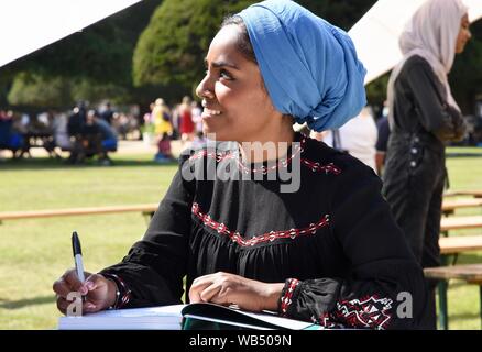 Nadiya Hussain. Signature de 'temps de manger'. Hampton Court Palace Food Festival, Hampton Court, East Molesey, Surrey. UK Banque D'Images