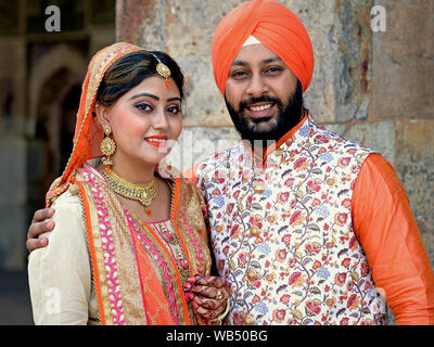 Sikh élégant (Punjabi) mariée et le marié en costume culturel traditionnel posent pour une photo de mariage. Banque D'Images