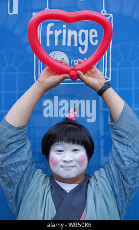 Festival Fringe d'Édimbourg, du Royal Mile, Ecosse, Royaume-Uni. Août 24, 2019. Sur ce dernier très chaud samedi de la Fringe 2019 PPIKPPIK, artiste Mime comique montre son amour pour la frange. Banque D'Images