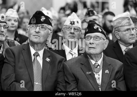 Louisville, États-Unis d'Amérique. Août 21, 2019. L'écoute des anciens combattants comme le Président Donald J. Trump prononce une allocution aux anciens combattants américains (AMVETS) 75e Congrès national, avant la signature d'un mémorandum présidentiel "ischarging la dette fédérale totale et permanente d'anciens combattants handicapés' Mercredi, 21 août 2019, au Galt House Hotel à Louisville, Ky personnes : le Président Donald Trump Credit : tempêtes Media Group/Alamy Live News Banque D'Images