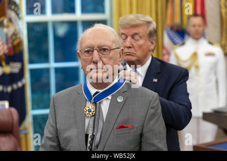 Washington, États-Unis d'Amérique. Août 22, 2019. Le président Donald J. Trump présente la Médaille présidentielle de la liberté à la renommée du légendaire Boston Celtics basketball player Robert 'Bob' Cousy Jeudi, août 22, 2019, dans le bureau ovale de la Maison Blanche. People : Le président Donald Trump Credit : tempêtes Media Group/Alamy Live News Banque D'Images