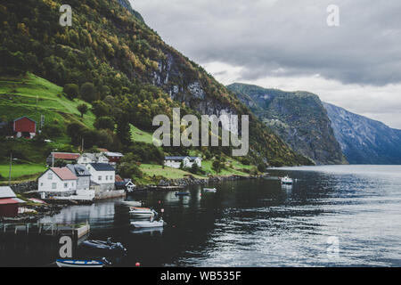 Les vues de l'UNESCO croisière Naeroyfjord, près de Bergen en Norvège Banque D'Images