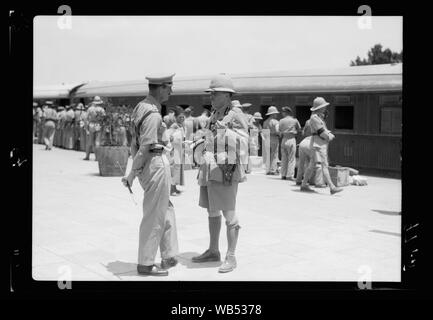 Onzième Huzars arrivant à Ludd. Onzième Huzars au débarquement à l'Lydde Junction, sur leur arrivée de l'Égypte. Le lieutenant-général R.H. Haining, commandant en chef, les Forces britanniques en Palestine & Transjor [DAN] Abstract/medium : G. Eric et Edith Matson Photograph Collection Banque D'Images