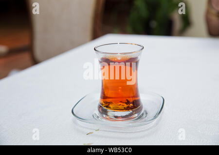 Thé turc noir en verre en forme de poire, d'Azerbaïdjan traditionnel thé aromatique dans armudu cup . Plateau en armudu traditionnel azerbaïdjanais (verre) en forme de poire Banque D'Images