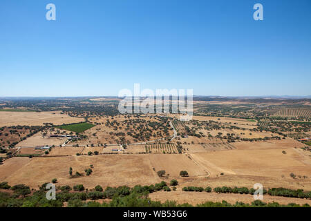 Une vue sur la campagne et les champs qui entourent le village perché de Monsaraz en Alentejo, Portugal. Banque D'Images