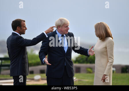 Le président français, Emmanuel Macron et sa femme Brigitte Trogneux avec Premier ministre Boris Johnson (centre) à l'accueil officiel durant le sommet du G7 à Biarritz, France. Banque D'Images