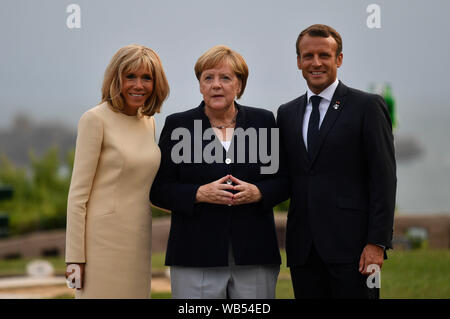 Le président français, Emmanuel Macron et sa femme Brigitte Trogneux rencontrez la Chancelière allemande, Angela Merkel (centre) à l'accueil officiel durant le sommet du G7 à Biarritz, France. Banque D'Images